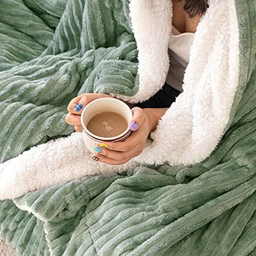EMEMA Weiche Flauschige Kuscheldecke Flanell Decke Fleecedecke Wohndecken Wärme Couchdecken Sofadecke Überwurfdecke Dicke Überwurf als Tagesdecke für Bett Couch Schlafzimmer Büro 125x150 cm Matcha