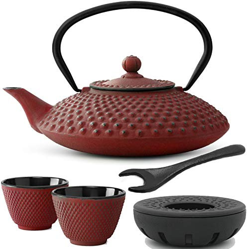 Teekanne Induktion asiatisch Gusseisen Set 1.25 Liter - rote Gusskanne mit Henkel & Edelstahl Tee-Filter Sieb-Einsatz für losen Tee & 2 Teebecher (Tassen) gusseisernen Stövchen & Deckelheber