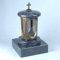 designgrab Grablampe mit Granit Sockel 20x20x5 cm, aus messingfarbenem Aluminium in Antikoptik mit Kreuz und Granit Orion