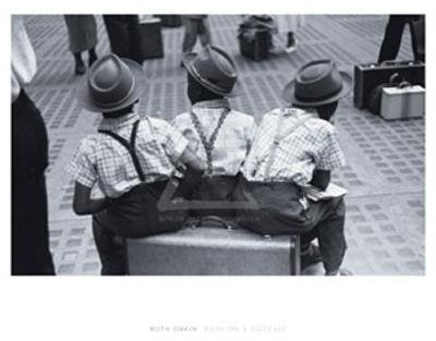 Ruth Orkin - Boys On, Suitcase 1947 Poster Kunstdruck (60 x 50cm)