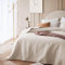 ROOM99 Leila Elegante Tagesdecke in Creme 240 x 260 cm Vielseitige Wohndecke als Bettüberwurf oder Sofaüberwurf Überwurfdecke für Bett und Sofa Steppdecke Stil Ideal als Bedspread