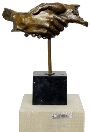 Moderne Bronzefigur - Freundschaft - signiert - Moderne Kunst kaufen - Skulpturen kaufen - Braun