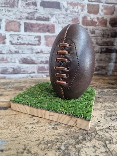 ALL SPORT VINTAGE - Mini Rugby-Ball, Sockel Rasen/Holz – Braun Vintage – Rindsleder – handgenäht. Französische Marke.