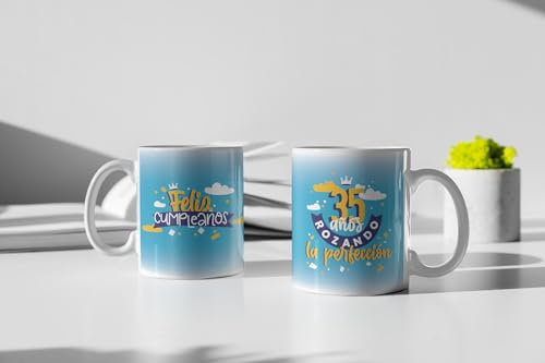 Taza 35 Años “Rozando la Perfección” – Regalo Original de Cumpleaños | Taza de Cerámica Calidad AAA+ | Apta para Microondas y Lavavajillas | Impresión Envolvente | Caja Lista para Regalar