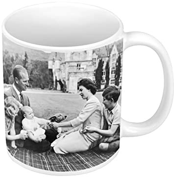 Fabulous Keramische Becher 325ml Königin Elisabeth II. und Prinz Philip Baby Charles Foto Altbau Schloss Königin von England Vintage