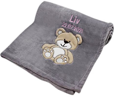 Cozy Racoon Babydecke bestickt mit Namen und Geburtsdatum | Weiche Kuscheldecke für Baby Jungen und Mädchen I Personalisiertes Geschenk zur Taufe, Geburt oder als Erstausstattung I Graue Decke mit Bär