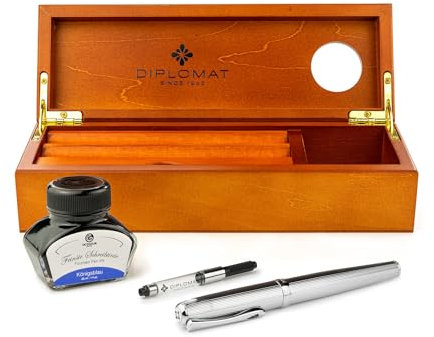 Diplomat Excellence A2 Guillochiert Chrom, Edelstahlfeder M, Füllhalter-Set mit Füllhaltertinte im Tintenglas, Tintenkonverter und Stifteablage aus Holz, Schreibset