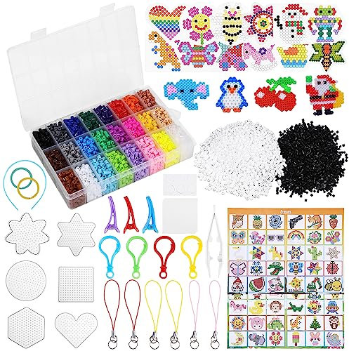 Perles à Repasser 5mm, 7300 Pcs 24 Couleurs Kit de Fusible Perles Bricolage Enfants Loisirs Créatif Avec Panneau Perforé Cartes Chaîne Papier à Repasser Cadeau Noël Anniversaire pour Garçon Filles