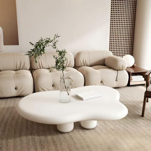 Skandinavischer Couchtisch mit 4 Beinen und frei geformtem Holz in Weiß. Nordischer, Schlichter, weißer, unregelmäßiger Couchtisch für das Wohnzimmer im Wabi-Sabi-Stil.