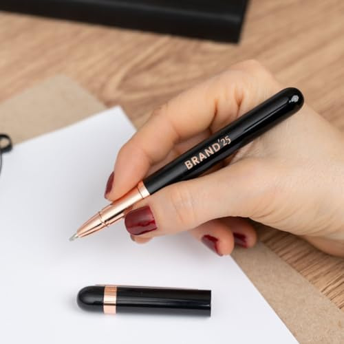 Wanapix | Schwarz Personalisierter Tintenroller Stift | Personalisierte Gravur mit Namen und Text | blauer Tinte | Metallclip und details in rosa | 100% Personalisiert