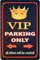 WOGEKA ART Retro Blechschild - VIP Parking Only - witziger Spruch als Geschenk-Idee zum Geburtstag Weihnachten zur Dekoration 20x30 cm Vintage-Design aus Metall 1590
