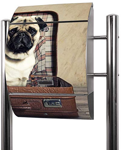 banjado® Standbriefkasten Edelstahl mit Zeitungsfach Motiv Mops im Koffer/Briefkasten mit Standfuß/Edelstahl Briefkasten freistehend - A4 Einwurf inkl. 2 Schlüssel
