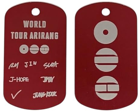 Générique Kpop BangTan Sonyeondan World Tour Arirang – Plaque Aluminium Rouge Gravée Double Face avec Chaîne 90 cm