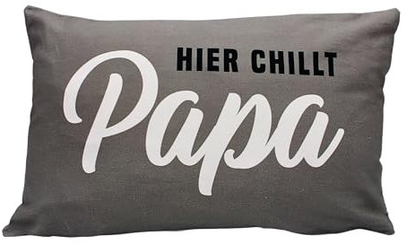 Zierkissen - Sofakissen, Kuschel Kissen als Dekokissen - Kopfkissen - Hier chillt Papa in grau mit weißer Schrift - L/B/H ca. 40 x 13 x 23 cm, 100% Baumwolle.