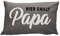 Dekohelden24 Zierkissen - Sofakissen, Kuschel Kissen als Dekokissen - Kopfkissen - Hier chillt Papa in grau mit weißer Schrift - L/B/H ca. 40 x 13 x 23 cm, 100% Baumwolle.