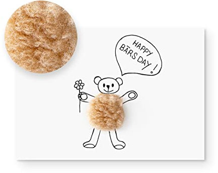 Inkognito Plüsch Postkarte, Anlass: ''flauschig'' im Motiv: ''Plüschkarte Happy Bärsday'', Künstler/Künstlerin: ''Barbara Dienz-Sengmüller'' Art-Nr.: 20846 vom Berliner Verlag
