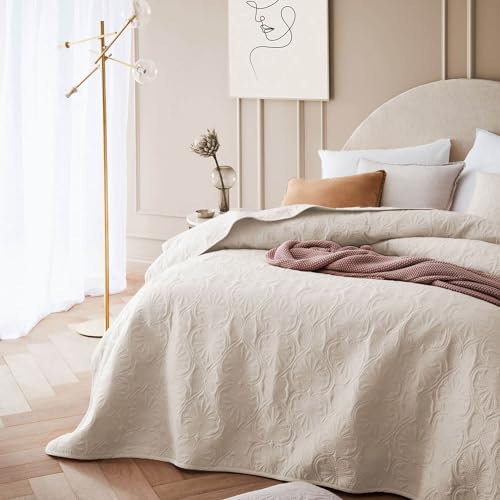 ROOM99 Leila Elegante Tagesdecke in Creme 200 x 220 cm Vielseitige Wohndecke als Bettüberwurf oder Sofaüberwurf Überwurfdecke für Bett und Sofa Steppdecke Stil Ideal als Bedspread