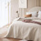 ROOM99 Leila Elegante Tagesdecke in Creme 200 x 220 cm Vielseitige Wohndecke als Bettüberwurf oder Sofaüberwurf Überwurfdecke für Bett und Sofa Steppdecke Stil Ideal als Bedspread