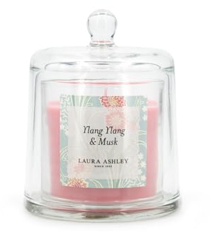 Laura Ashley Duftkerze mit Glasglocke | Ylang Ylang & Musk | Edle Kerze im Glas mit Deckel | 250g
