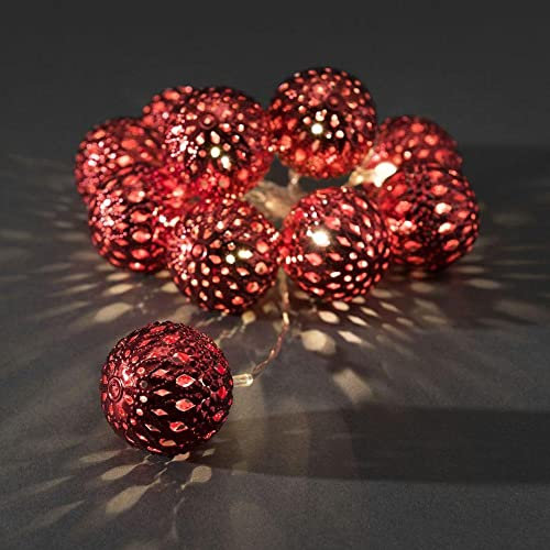 Konstsmide LED Dekolichterkette, große rote Metallbälle, 10 warm weiße Dioden, batteriebetrieben, Innen, transparentes Kabel, 3 x AA 1.5V (exkl.) - 3157-553