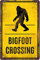 Lustiges Retro-Metall-Blechschild Danger Bigfoot Crossing Warning Outdoor Home Wall Decoration Use Indoor/Outdoor Tolles Geschenk und Dekor Rustikaler Kunstdruck zu Hause Poster Tin Awesome Pos 20,3