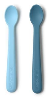 Muchmellow - Set Silicone MADE IN ITALY 2 Pezzi, Cucchiaino svezzamento Silicone con Custodia da Viaggio, Ergonomici, Plastic Free, BPA Free, Lavabile Lavastoviglie (Azzurro + Blu)