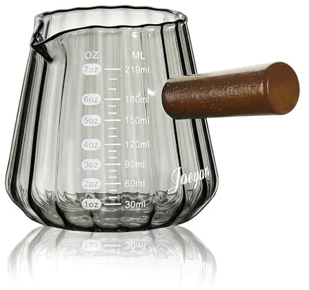 Joeyan 210ml Glas-Messbecher mit Holzgriff, 7 oz Milchkännchen mit Skala | Geriffelte Espressotassen mit V-förmiger Öffnung, Cocktail Measuring Cup,Origami-Stil Borosilikatglas Milchaufschäumer,Grau