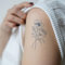Inkster Tattoo -Geburtsblume Aug Mohnblume - vegane & wasserfeste Temporäre Tattoos für Erwachsene - EU-Kosmetikzertifizierte Farbe - revolutionäres 2 Wochen Tattoo | Premium Klebetattoos