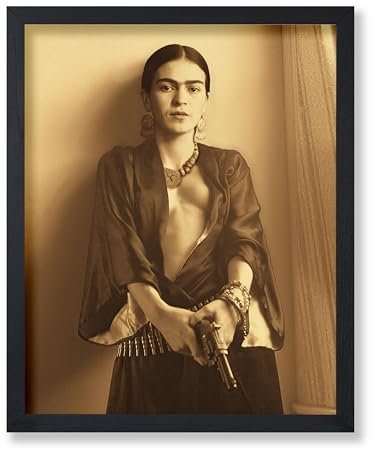 Poster Master Frida Poster – Frida hält eine Waffe – mexikanische Malerkunst – Fotografie-Kunst, Geschenk für Männer und Frauen – minimale Dekoration für Wohnheim, Büro, Wohnzimmer oder Schlafzimmer –