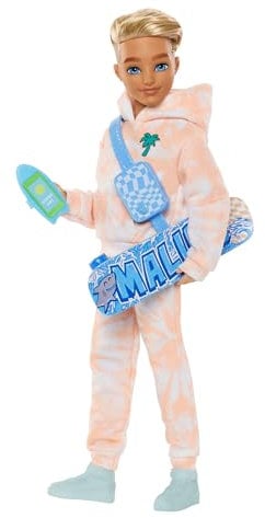 Barbie Dream Besties Puppe und Accessoires, bewegliche Ken-Modepuppe mit ausziehbaren Moden und blondem Haar, 9 Teile zum Thema Sommer und Skateboard, JDD75