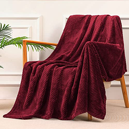 Yebeda Kuscheldecke Superweiche und Warme Fleecedecke für Sofa, Couch und Bett mit Waffel Muster, Kuschelige Angenehme Decke Wohndecke Sofadecke, 130x170 cm, Weinrot