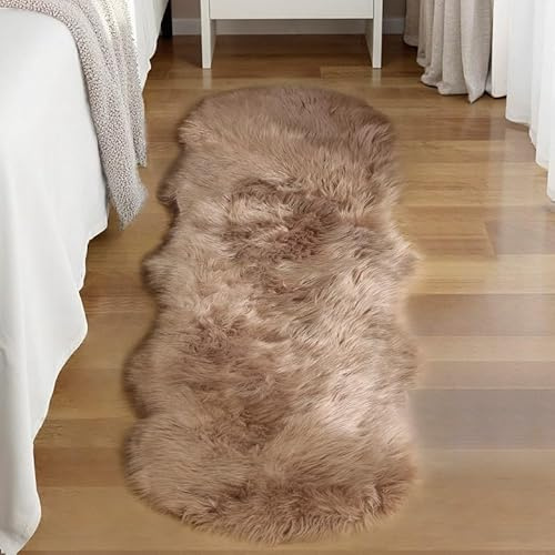 Goolela Kunstschaffell-Läufer, hellbraun/beige, flauschiger Bettvorleger für Schlafzimmer, 60 x 180 cm, flauschiger, waschbarer Teppichläufer für Spielzimmer und Büro, Schaffell