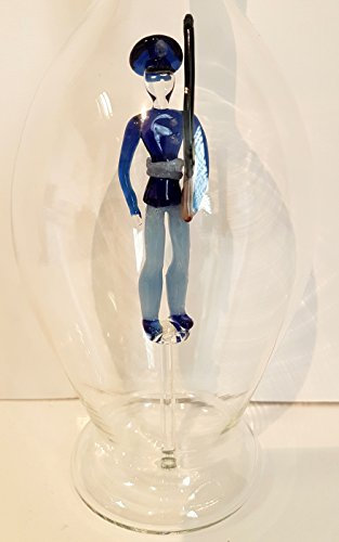 Oberstdorfer Glashütte Flasche mit Figur für Spirituosen Glaskaraffe mit Dekor bunter Soldat mit Gewehr Kristallglas mundgeblasen Höhe 30 cm Inhalt 0,5 Liter