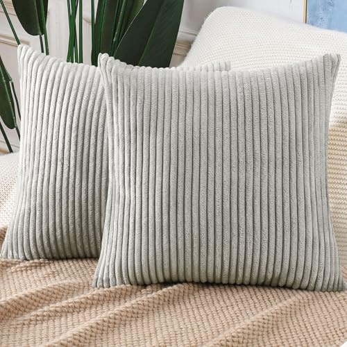 MIEWAA 2er Set Kissenbezug aus Cord 50X50cm Deko Kissen Weiche Flor-Oberfläche Streifenmuster Kissenhüllen Kekorative Kissenbezüge für Sofa Sessel Wohnzimmer Schlafzimmer Balkon Hellgrau