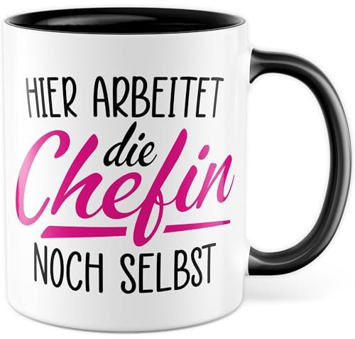 Chefin Tasse mit Spruch - Geschenk Hier arbeitet die Chefin noch selbst - Kaffeetasse 330ml aus Keramik - Chef Büro Geschenke für Frauen Firmenfeier Arbeit Kollegin Kaffee-Becher (Weiß/Schwarz)