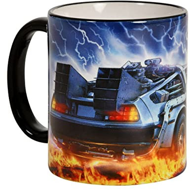 Elbenwald Zurück in die Zukunft Tasse mit DeLorean auf Zeitreise Motiv Rundumdruck Keramik 320 ml