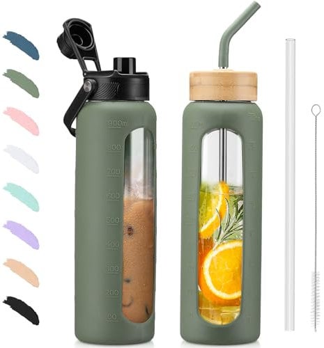 BLUEGO 900ML Bouteille d'eau en Verre et 2 Couvercles Gourde Reutilisable Tasse à Café avec Marqueur de Temps et Protecteur en Silicone Sans BPA pour Enfant et Adultes, Olive