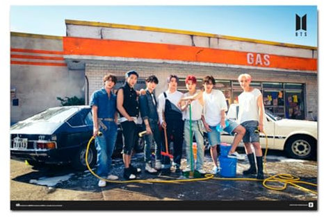 BTS Poster - Gas Station Poster - Deko Wohnzimmer oder Deko Schlafzimmer - Deko Wohnzimmer - Größe : 61 x 91 - Offizielle Lizenz - BTS Fanartikel - Be Army!