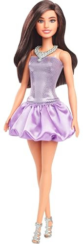 Barbie - Bambola Fashionistas n. 234, con capelli marroni, abito viola a bolle con paillettes e gonna satinata, collana argentata e scarpe con tacco, giocattolo per bambini, 3+ anni, HYT92