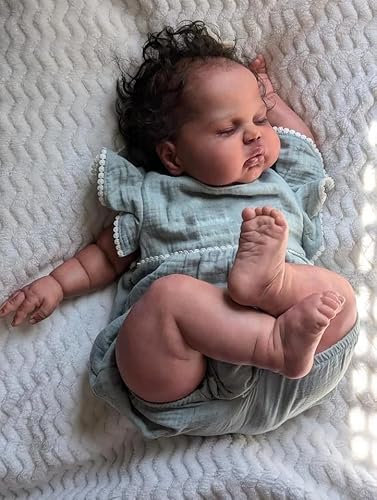 RXDOLL Realistische Reborn Baby Puppe African American 24 Inch 60 cm Weicher Tuch Körper Handgemachte Schwarz Braun Haut Real Life Schlafende Kleinkind Neugeborene Bebe Spielzeug Geschenke