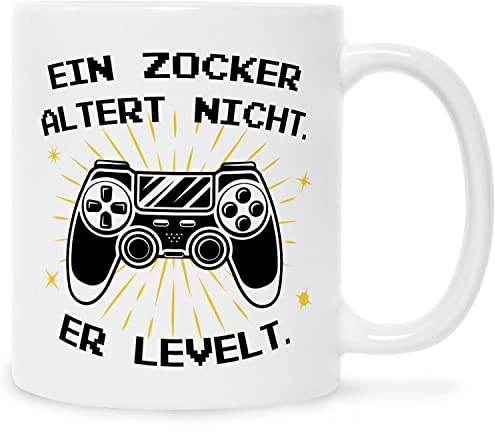 GRAVURZEILE Bedruckte Tasse mit Spruch - Ein Zocker altert nicht er levelt - Geschenk für Gamer - Kaffebecher für Zocker Konsolen & Computer Spieler - Geschenke für Gaming Fans - Farbe Weiß