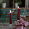 MARELIDA LED Stabkerzen Flamme - Echtwachs - flackernde warmweiße LED - Timer - 2er Set (15cm, rot)