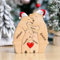 Personalisiertes Holzkunstpuzzle der Baumfamilie mit Weihnachtsmütze und1-8 Namen, Holz Bär Skulpturen Desktop Ornament Weihnachts Home Tischdekoration, Geschenk für Familie, Oma, Opa Mama, Papa