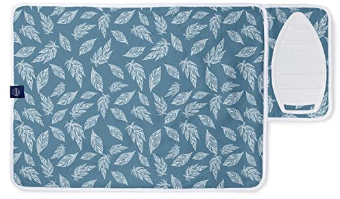 Encasa XO Bügelmatte (Groß 70x50 cm) mit 3 mm Polsterung & Silikonbügel für Dampfbügeln auf Tisch oder Bett - Hitzebeständige Tischbügeldecke, bugeltischauflage bugelunterlage - Big Leaves Blue