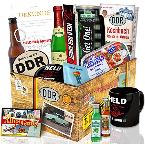 Ostalgie XXL Ostpaket - DDR Geschenkset Männer mit Kochbuch & 13 Produkten | Präsentkorb für Geburtstag & Weihnachten mit Held der Arbeit Tasse, Bier, Sekt & Likör - Nostalgie Geschenkbox für Ihn
