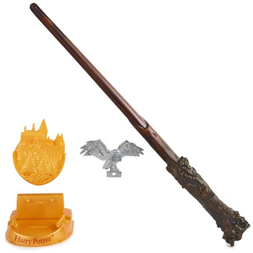 Wizarding World Harry Potter - Authentischer Harry Potter Zauberstab aus Kunststoff mit Hogwarts-Halterung, ca. 30,5 cm, Spielzeug für Kinder ab 14 Jahren, Fanartikel, Gold