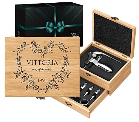 Maverton Accessori da vino La Dedica - Kit da Sommelier Personalizzato - Scatola in legno di bambù + 8 pezzi di Accessori Vino - regalo uomo - Cuore