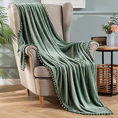 MIULEE Kuscheldecke Fleecedecke Flanell Decke mit Pompoms Einfarbig Wohndecken Couchdecke Flauschig Überwurf Mikrofaser Tagesdecke Sofadecke Blanket, 150x200cm, Matcha Grün