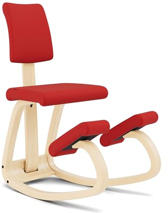 Variable Plus - Ikonischer Kniestuhl mit gepolsterter Rückenlehne - Natur Holz / 100 % recyceltes Polyester, roter Qualitätsstoff