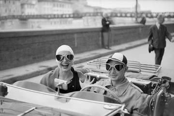 Digitaldruck / Poster Ruth Orkin - Couple in MG - 119 x 80cm - Premiumqualität - Photokunst - MADE IN GERMANY - ART-GALERIE-SHOPde